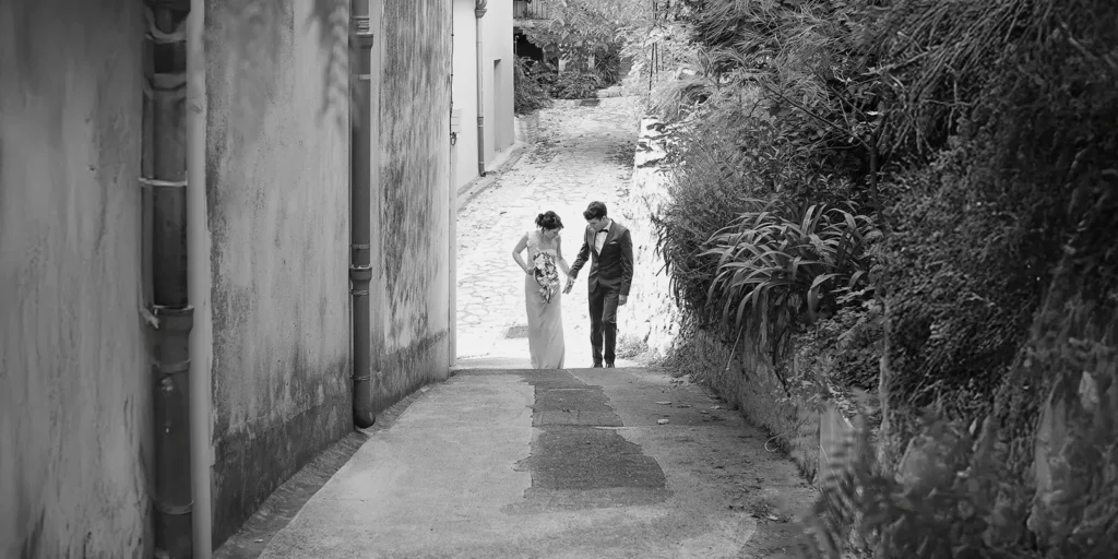 Photo de mariage dans les rues de Falicon