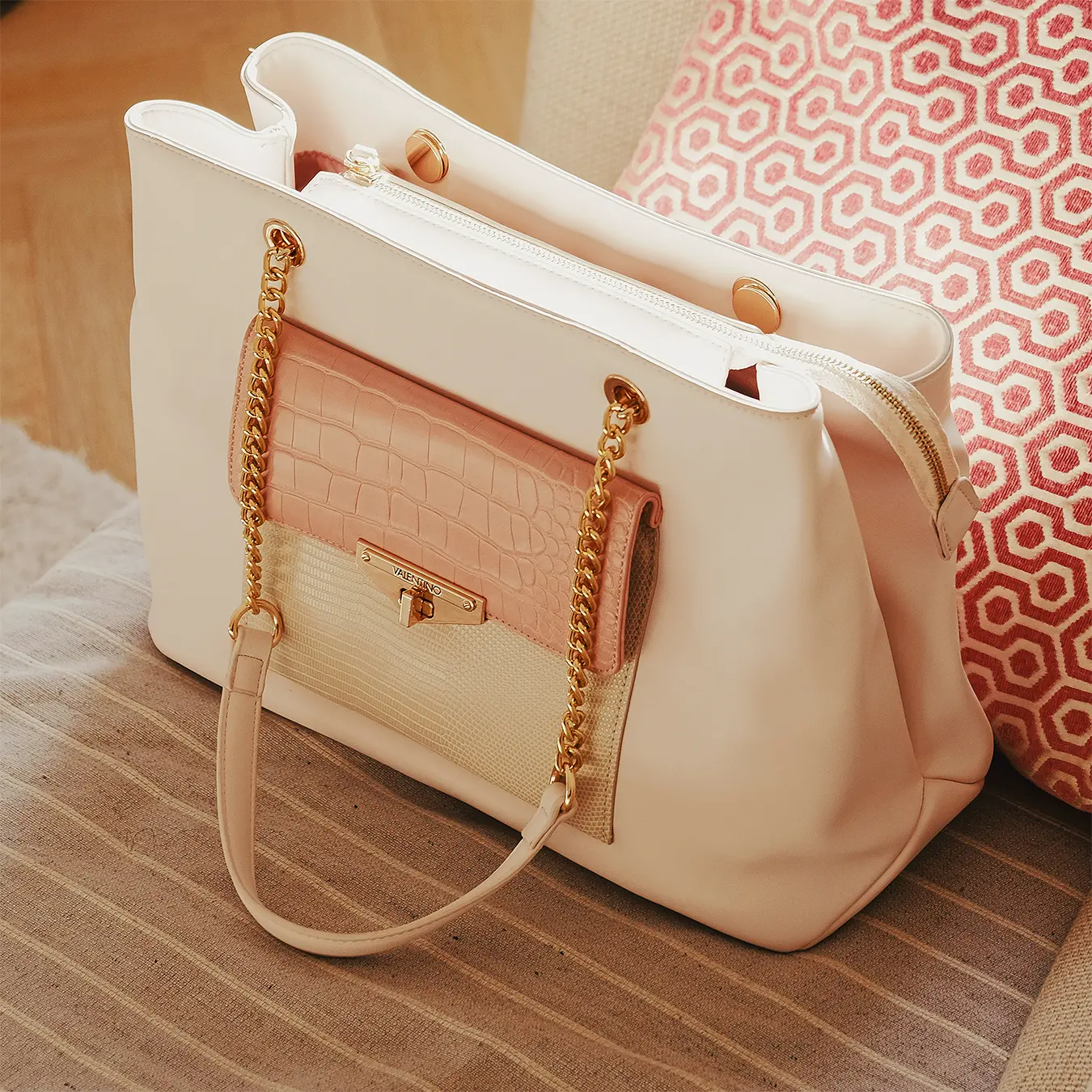 Photo d'ambiance intérieure sac en cuir Valentino Bags