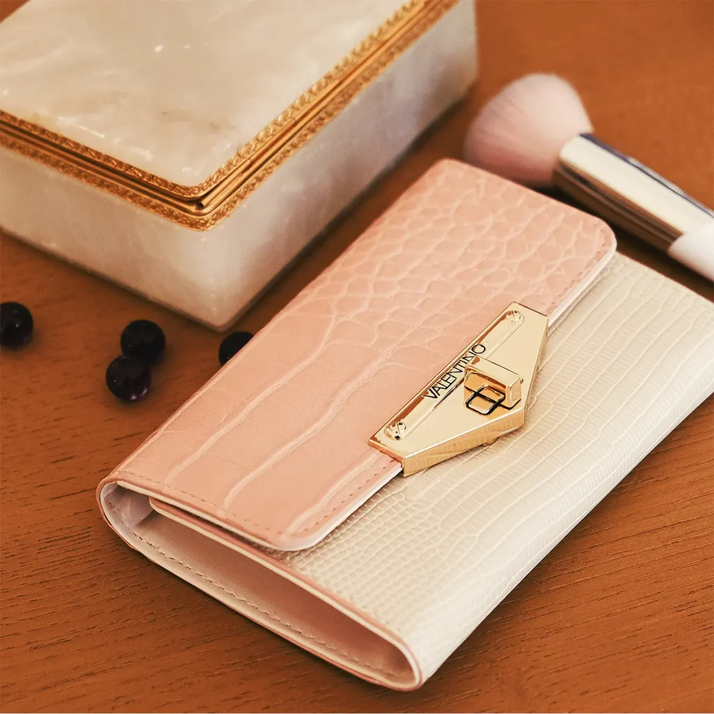 Gros plan maroquinerie Valentino Bags