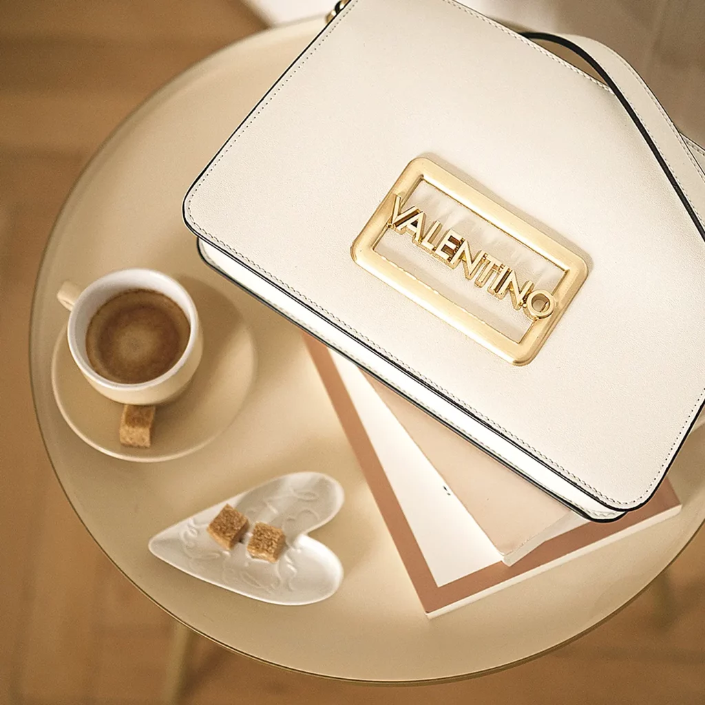 Photo d'ambiance topview sac en cuir Valentino Bags